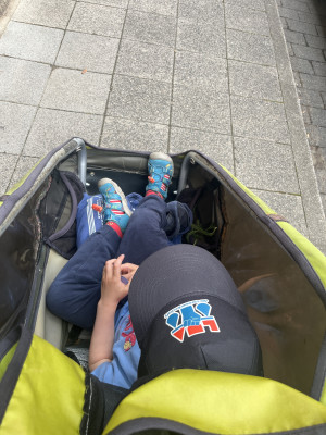 lua-reppen-auf-spielplatz