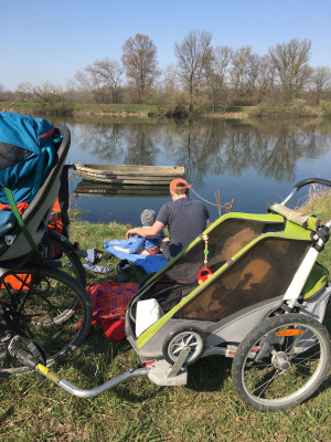 Babyfreundliche Pause am Seitenarm Rheinradweg